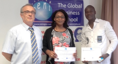 EENI Global Business School (Wirtschaftsschule) Afrikanische Schüler mit Pedro Nonell (Regisseur)